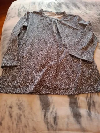 Blusa gris y blanca estampada