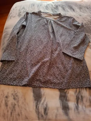Blusa gris y blanca estampada