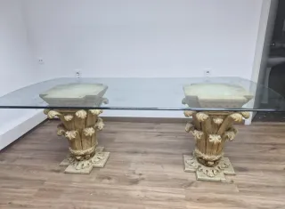 Tavolo in vetro temperato e colonne beige