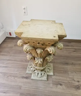 Tavolo in vetro temperato e colonne beige