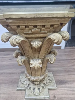 Tavolo in vetro temperato e colonne beige