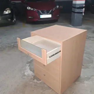 Cómoda cajonera de madera mediana