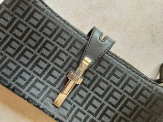 Elegante borsetta nera con tracolla regolabile