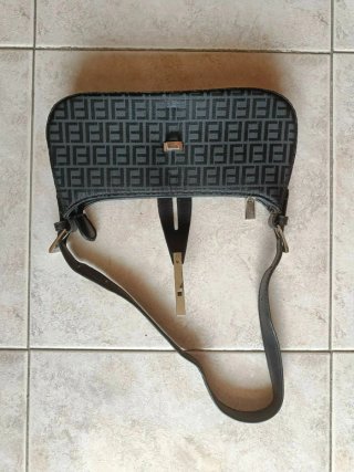 Elegante borsetta nera con tracolla regolabile