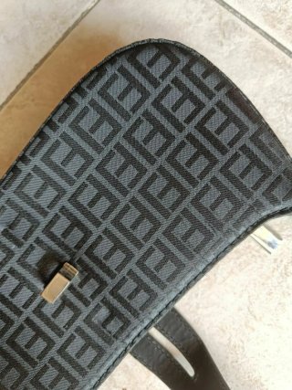 Elegante borsetta nera con tracolla regolabile