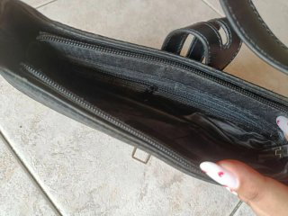 Elegante borsetta nera con tracolla regolabile