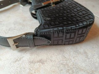 Elegante borsetta nera con tracolla regolabile