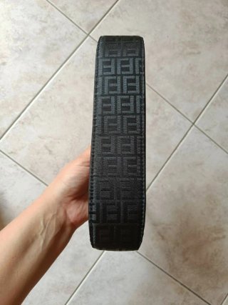 Elegante borsetta nera con tracolla regolabile