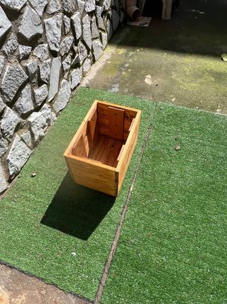 Fioriera rialzata in legno