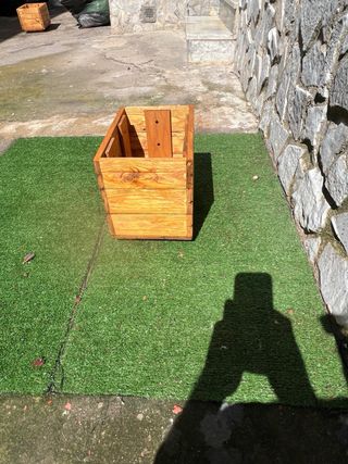 Fioriera rialzata in legno