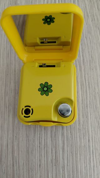 Accendino giallo con fiori