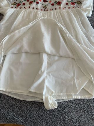 Mono  blanco bordado Zara