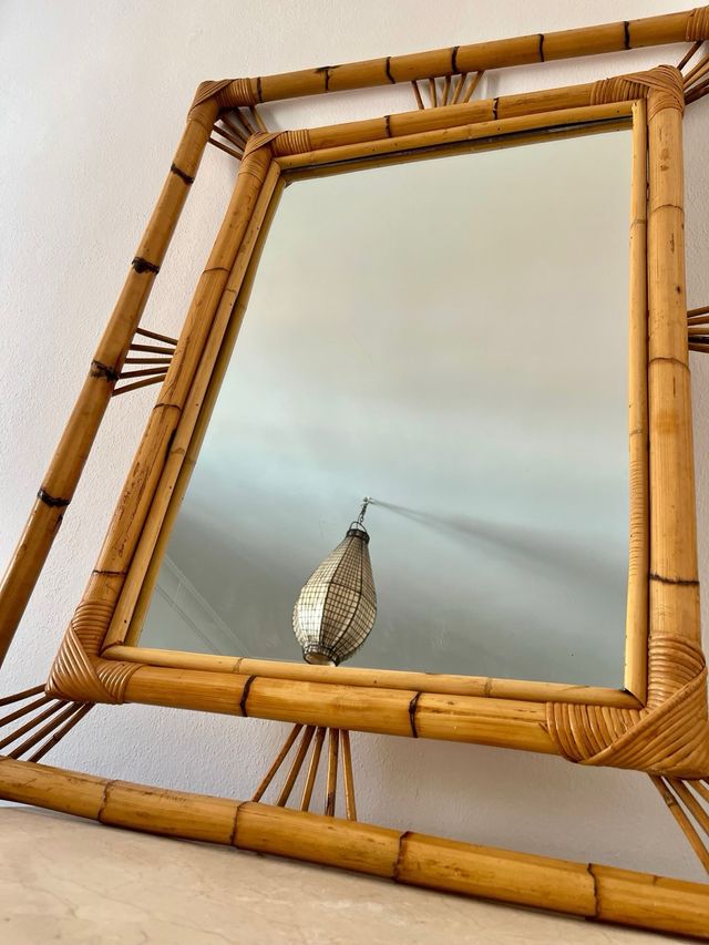 Espejo de bambú con marco decorativo