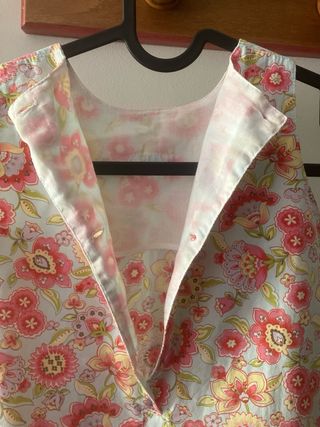 Vestido niña floral sin mangas. 44cm  de largo.