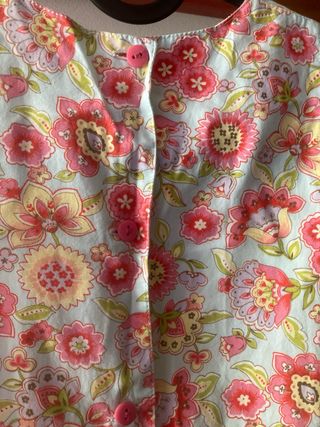 Vestido niña floral sin mangas. 44cm  de largo.