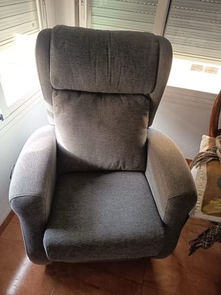 Sillón gris con motor
