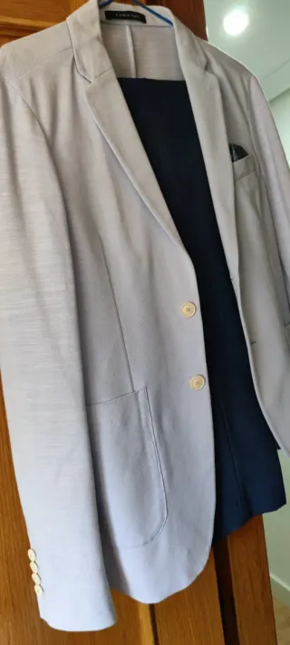 Americana juvenil y pantalón, muy bonito.