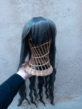 Peluca larga gris ondulada