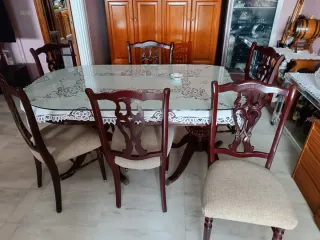 Mesa de comedor y 6 Sillas a juego.  madera se pue