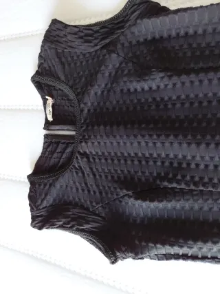 Vestido negro entallado con cremallera