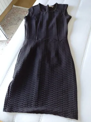 Vestido negro entallado con cremallera