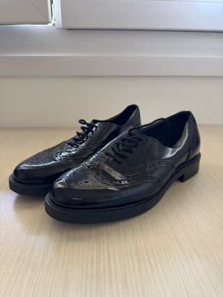 Zapatos negros tipo Oxford charol