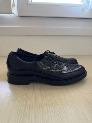 Zapatos negros tipo Oxford charol