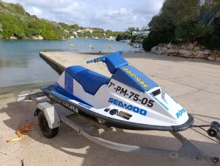Moto de agua Sea-Doo azul y blanca