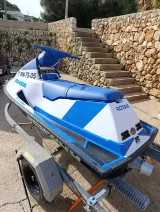 Moto de agua Sea-Doo azul y blanca