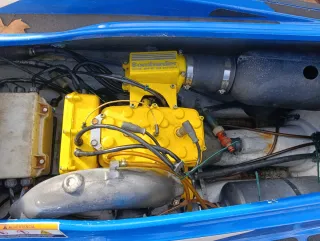 Moto de agua Sea-Doo azul y blanca