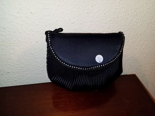 Bolso de mano negro con pedrería