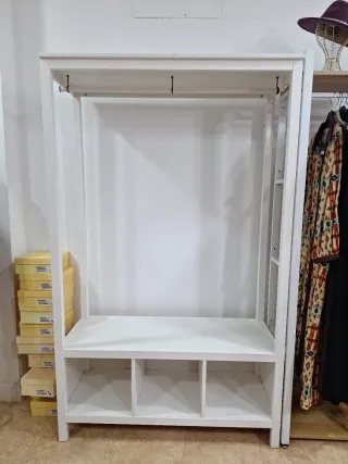 Armario blanco de madera