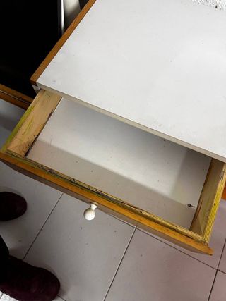 Comodino in legno con cassetti