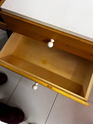 Comodino in legno con cassetti