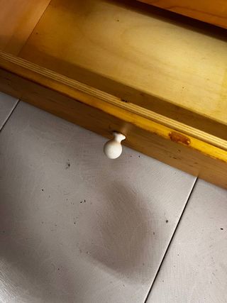 Comodino in legno con cassetti