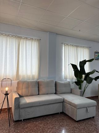Chollo sofá chaise longue gris con cama grande