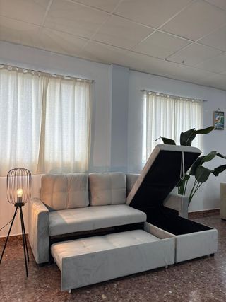 Chollo sofá chaise longue gris con cama grande