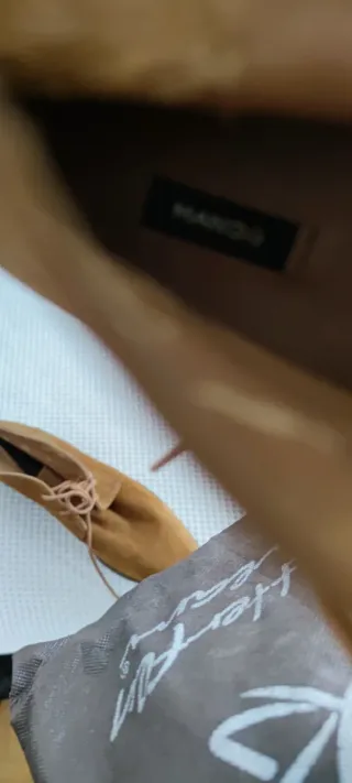 Botines de ante marrones.