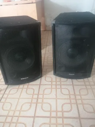 Altavoces negros 500w