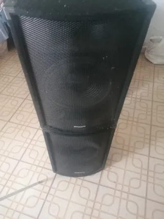 Altavoces negros 500w