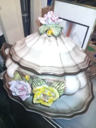 Sopera de porcelana con flores
