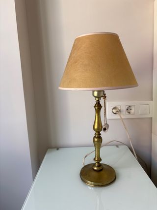 Lámpara de mesilla dorada