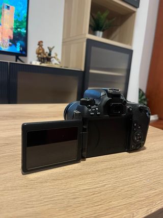 Fotocamera Canon EOS 77D + 18-55mm