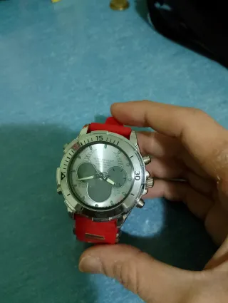 Reloj Rojo y Plateado