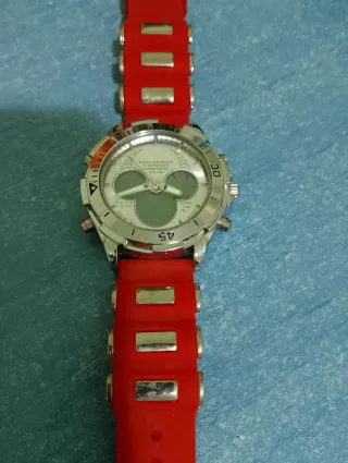 Reloj Rojo y Plateado