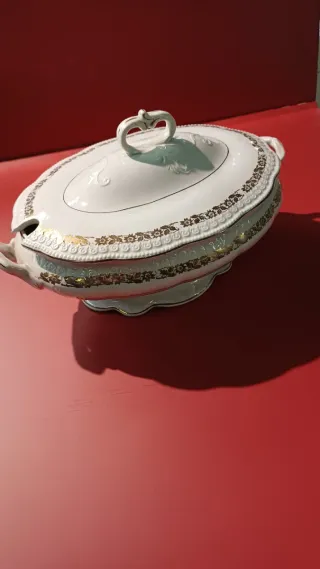 Antigua Sopera Porcelana con Detalles Dorados