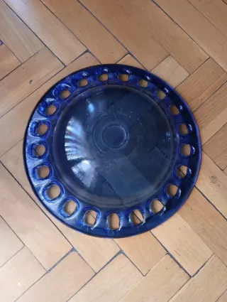 Centro de cristal azul con diseño calado