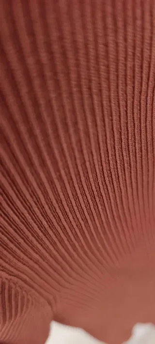 Jersey marrón de cuello alto con abertura