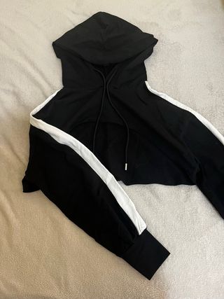 Sudadera corta negra con detalles blancos