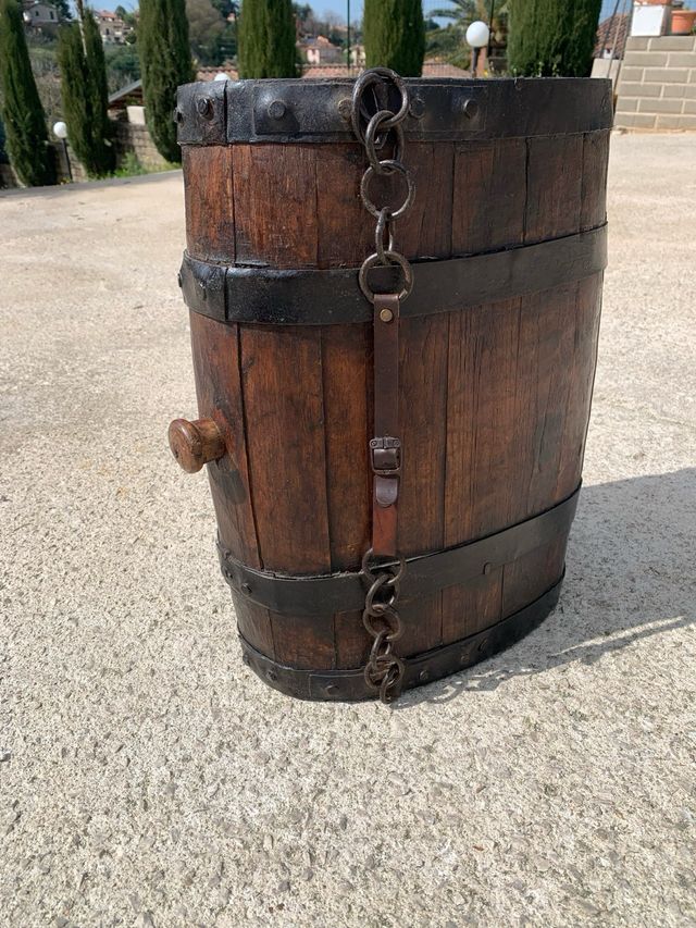 Botte ovale antica in legno e metallo